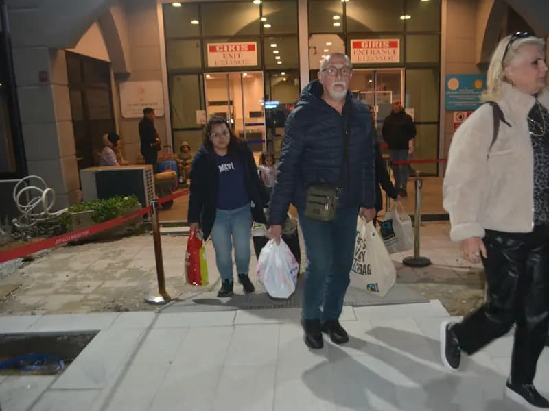 Midilli Adası'ndaki Kriz Çözüldü, Türk Tatilciler Yurda Döndü