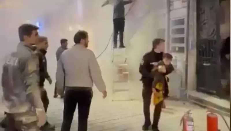 Beyoğlu'nda Yangın: Çocuk Mahsur Kalınca Dram Dolası Kurtarma Operasyonu