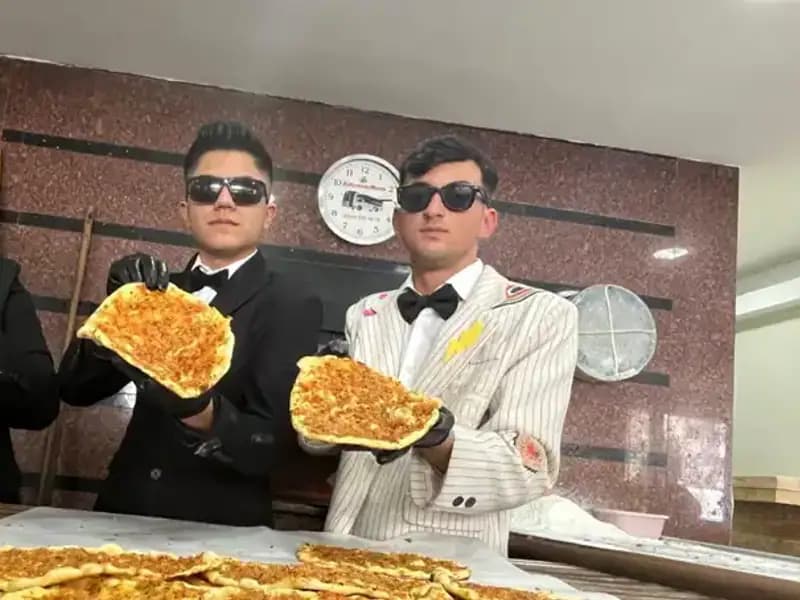 Takım Elbiseli Fırıncılar: Şaşkınlık ve Hayranlık İle Takip Ediliyor