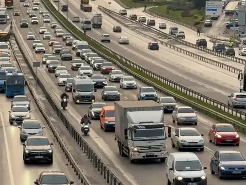 İstanbul Sabah Trafiğinde Anadolu Yakası'nda Araçlar Adım Adım İlerliyor