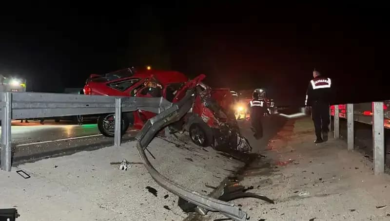 Bariyerlere Çarpan Otomobilin Feci Kazası: 2 Kişi Hayatını Kaybetti