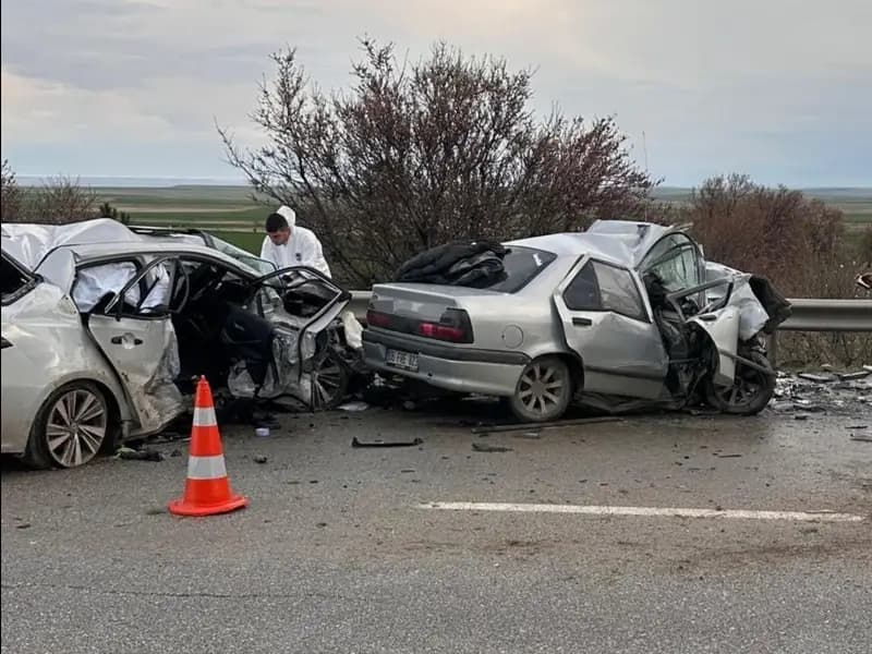 Eskişehir-Ankara Yolunda Trafik Kazası: 4 Ölü, 2 Yaralı